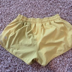 Lululemon 2.5” hotty hot soleil